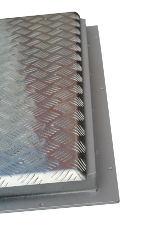 Алюминиевый уличный люк амо al 700*700 в рифленом квадрате