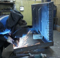 Сварка люка под брусчатку на заводе